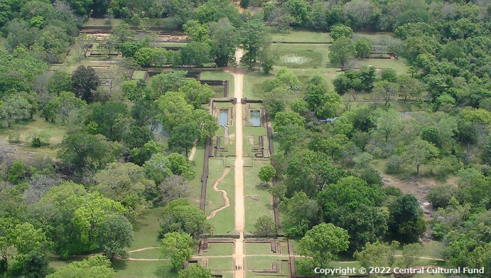 正面入り口のウォーターガーデン